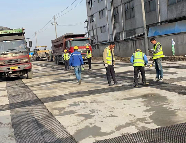 横山老材料的新故事：玻璃纤维土工格栅如何在‘白改黑’浪潮中重获新生？